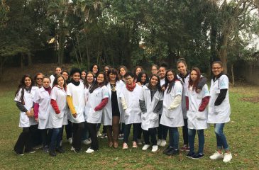 Alunas da AFESU Veleiros auxiliam na campanha de vacinação contra sarampo